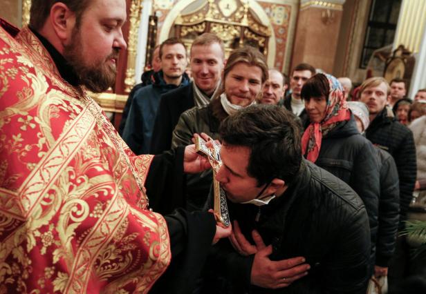 Orthodoxes Osterfest - schwarze Schafe küssten Patriarchen-Ring