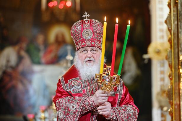 Orthodoxes Osterfest - schwarze Schafe küssten Patriarchen-Ring