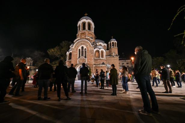 Orthodoxes Osterfest - schwarze Schafe küssten Patriarchen-Ring