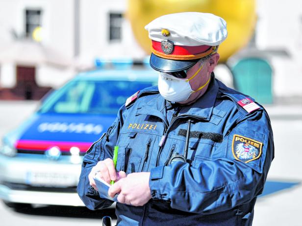 SALZBURG: CORONAVIRUS - POLIZEI MIT MUNDSCHUTZ