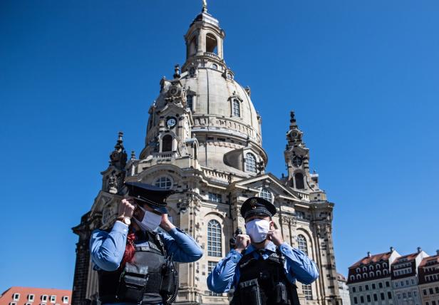 Ansturm in Dresden: Schlangestehen für eine Schutzmaske