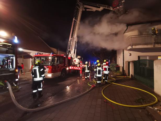 Dachstuhlbrand im Bezirk Neusiedl am See: Vier Menschen gerettet