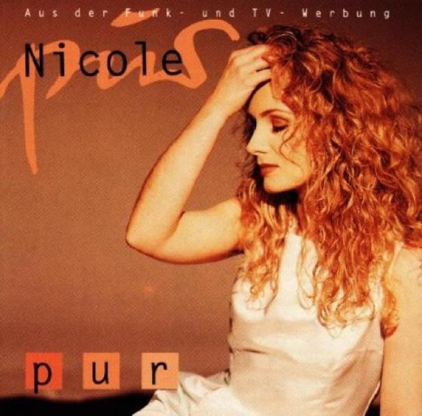 Cover des Albums „pur“ von Nicole mit der Sängerin im Profil.
