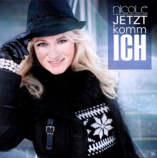 Das Cover des Albums „Jetzt komm ICH“ von Nicole zeigt die Sängerin mit Hut und Winterkleidung.