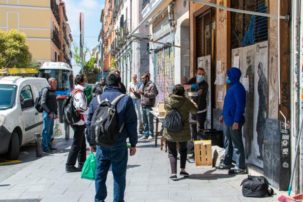 Taubenklos, Eichkätzchen und Obdachlosenkino - wie Madrid im Koma liegt
