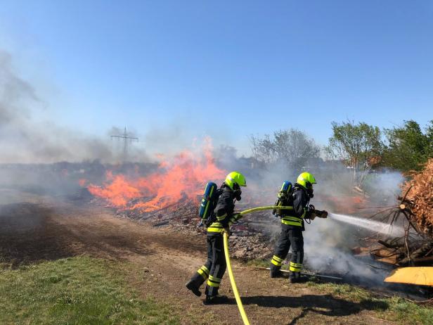 Feuerwehren kämpfen in Amstetten gegen zwei Flurbrände