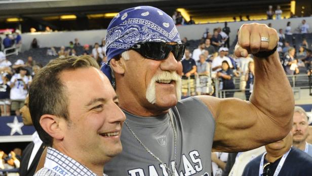 Hulk Hogan posiert mit einem Fan bei einem Dallas Cowboys Spiel.