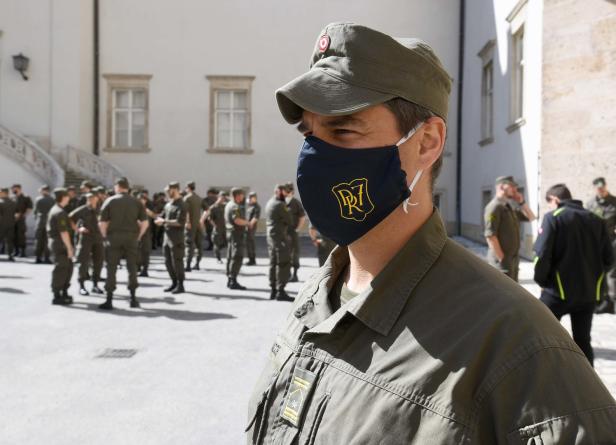 Soldaten mit Maske zurück an der Militärakademie