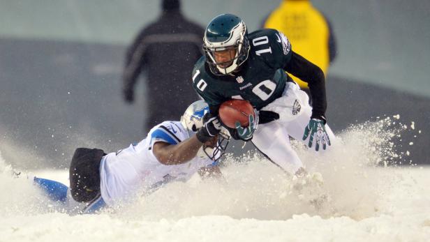 Ein Footballspieler der Philadelphia Eagles wird im Schnee getackelt.