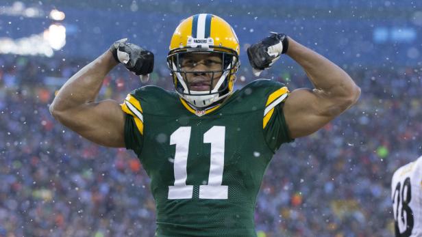 Ein Footballspieler der Green Bay Packers bejubelt mit angespannten Muskeln einen Sieg.