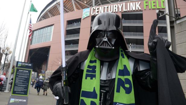 Darth Vader, mit Schal und Lichtschwert, vor dem CenturyLink Field Stadion.