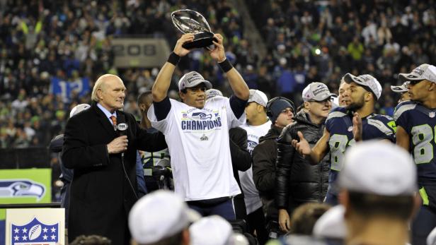 Russell Wilson von den Seattle Seahawks hält die Trophäe in die Höhe.