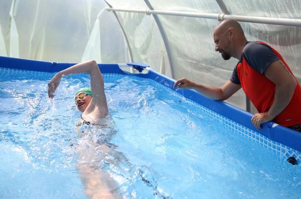 Wie eine Schwimm-Staatsmeisterin in einem Gewächshaus trainiert