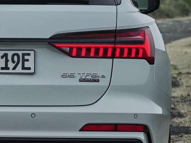 Detailansicht des Rücklichts und des Logos eines Audi A6 55 TFSIe quattro.
