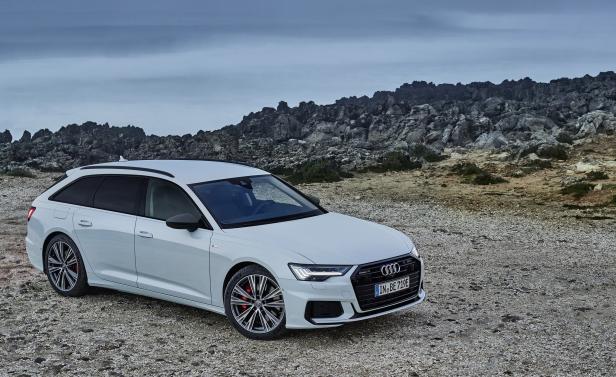 Ein weißer Audi A6 Avant steht vor einer felsigen Landschaft.