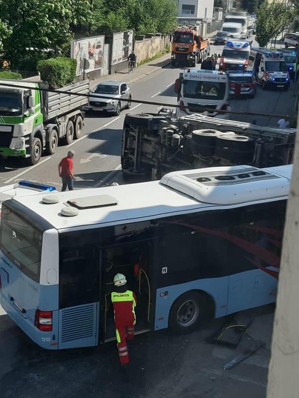St. Pölten: Lkw stürzte um, Bus krachte in Haus