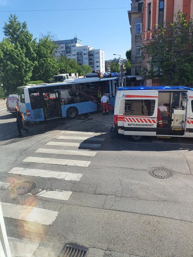 St. Pölten: Lkw stürzte um, Bus krachte in Haus