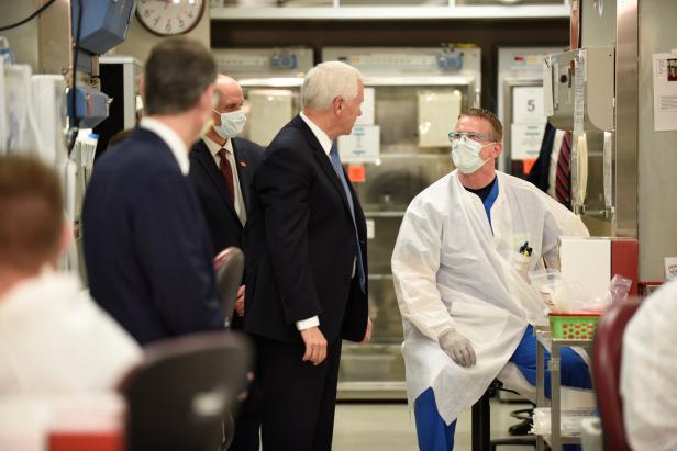 US-Vizepräsident Pence trägt bei Spitalsbesuch als Einziger keine Maske