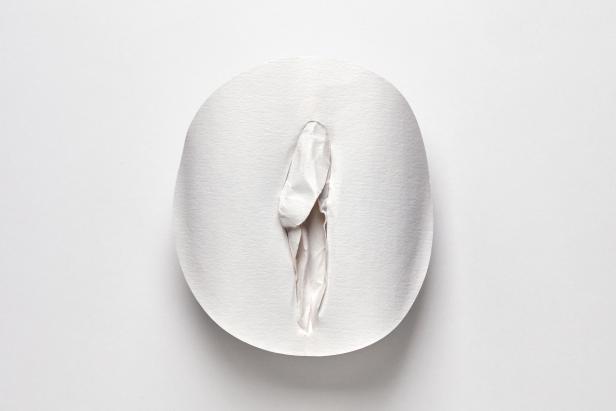Eine abstrakte Darstellung einer Vulva aus weißem Papier.