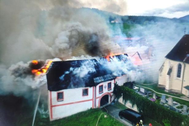 Brand in Pfarrhof: Familie rettete sich durch Sprung