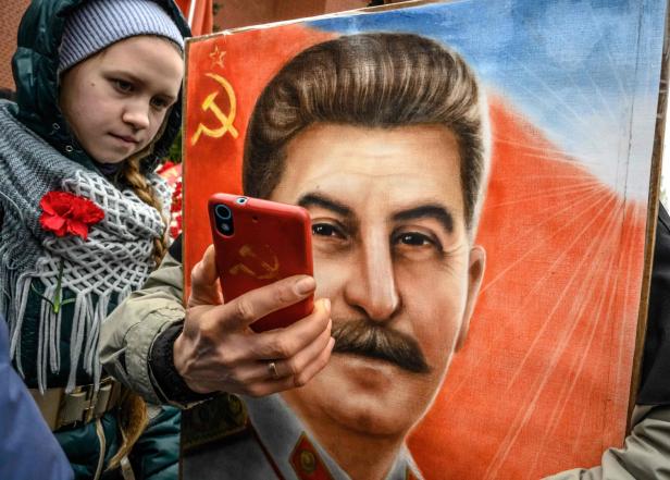 Was Putin neben Stalin in einer Monumentalkathedrale verloren hat