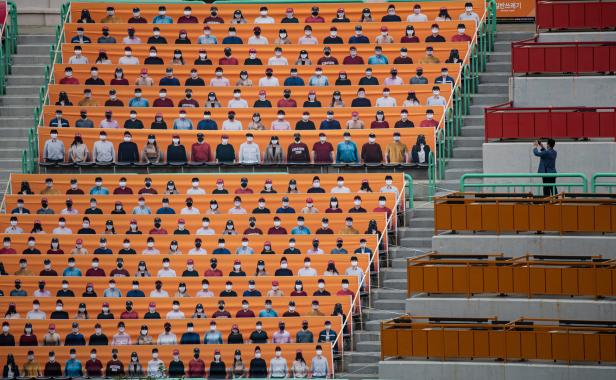 Cheerleader mit Mundschutz & Plastikfans: Baseballstart in Korea