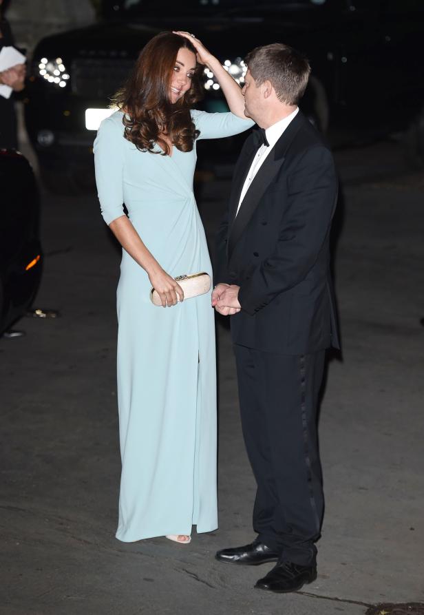 Kate Middleton mit einem Mann im Smoking bei einer Veranstaltung.