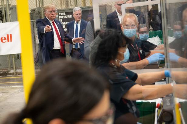 Donald Trump besichtigt Maskenfabrik ohne Maske