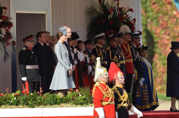 Eine Gruppe von Personen, darunter Kate Middleton und Prinz William, bei einer öffentlichen Veranstaltung.