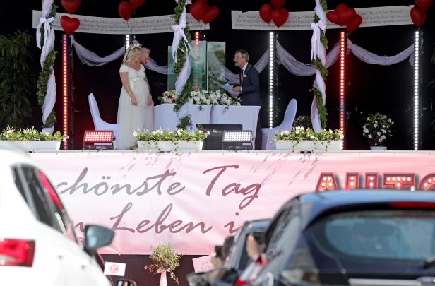 Hup-Hup-Hurra: Hochzeit im Autokino