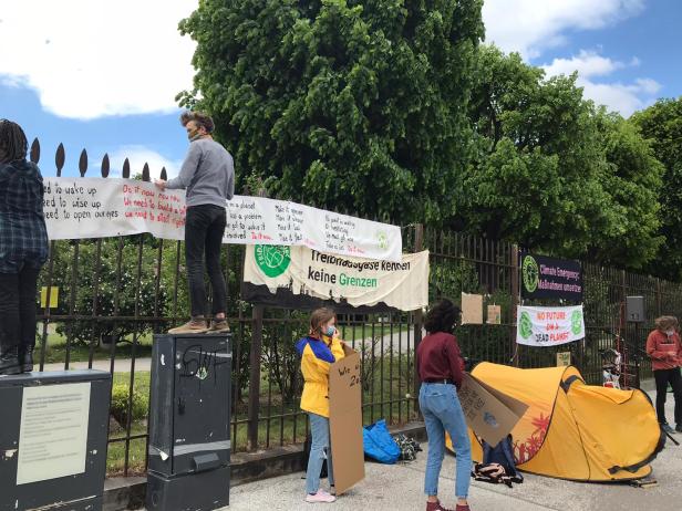 Im Zelt für die Zukunft: Klimaschützer halten Mahnwache