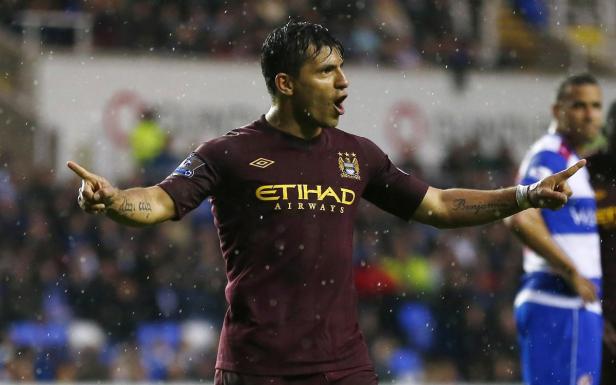Ein Fußballspieler von Manchester City jubelt mit ausgestreckten Armen.