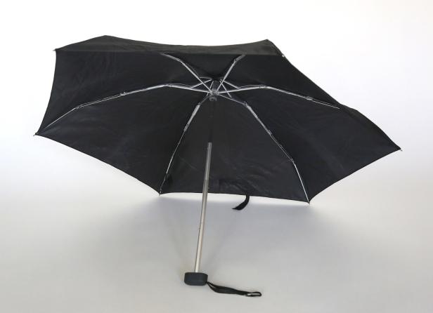 Rechtzeitig vor dem Regen: Stresstest für Mini-Schirme