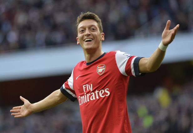 Mesut Özil jubelt im Trikot des FC Arsenal mit ausgestreckten Armen.