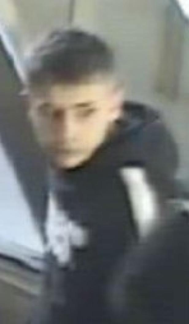 Ein junger Mann mit dunklen Haaren blickt in die Kamera.