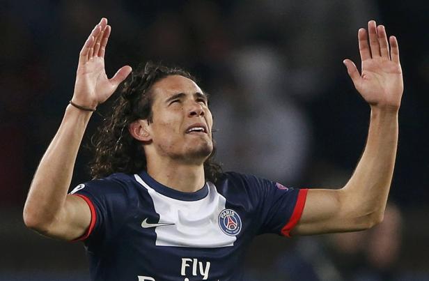 Edinson Cavani, Spieler von Paris Saint-Germain, jubelt mit erhobenen Armen.
