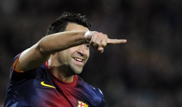 Xavi Hernández, ein Fußballspieler des FC Barcelona, zeigt mit dem Finger.