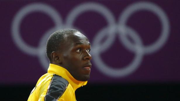 Usain Bolt vor dem Hintergrund der Olympischen Ringe.