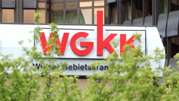 Das rote Logo der Wiener Gebietskrankenkasse (WGKK) an einem Gebäude.