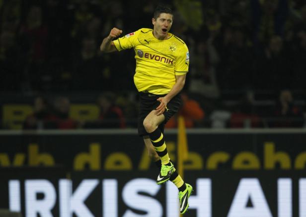 Robert Lewandowski jubelt im gelben Trikot von Borussia Dortmund.