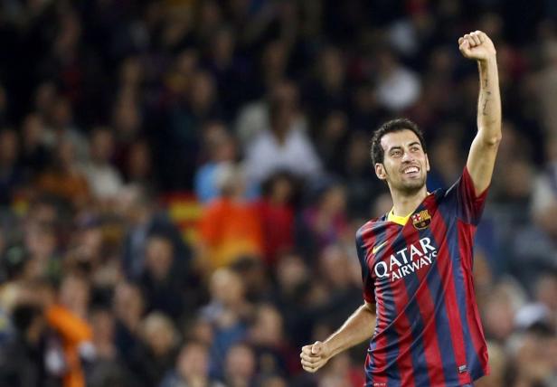 Sergio Busquets jubelt im Trikot des FC Barcelona vor einer Zuschauermenge.