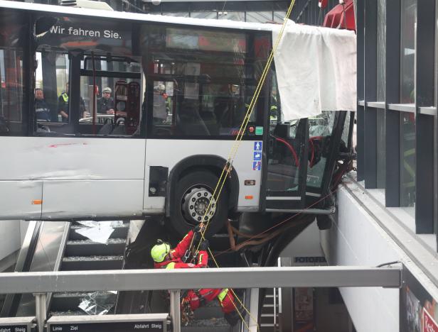 Hamburg: Bus krachte in Bahnhofsgebäude