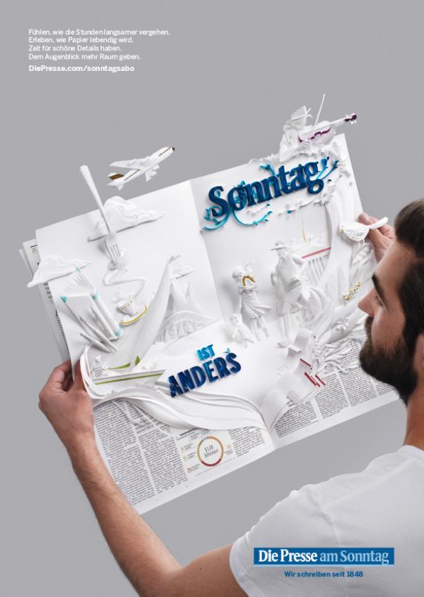 Presse am Sonntag - Imagekampagne - Sujet - Print Ein Mann liest „Die Presse am Sonntag“, deren Seiten als dreidimensionale Papierszene gestaltet sind.