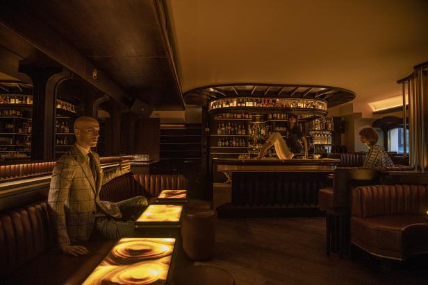 Hier tanzen die Puppen: Wiener Bar "Kleinod Prunkstück" sorgt für Abstand