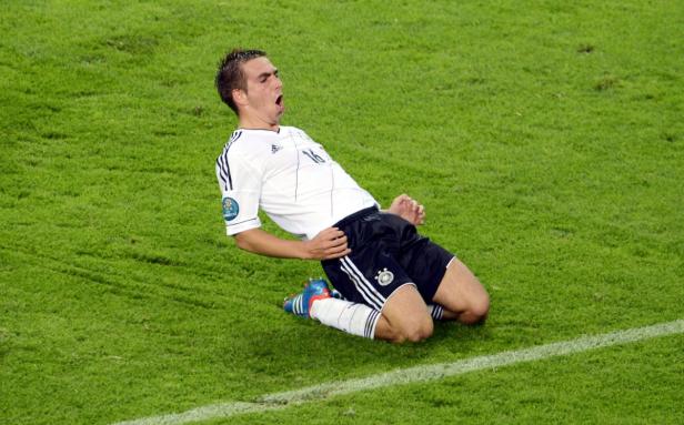 Ein deutscher Fußballspieler jubelt auf dem Rasen.