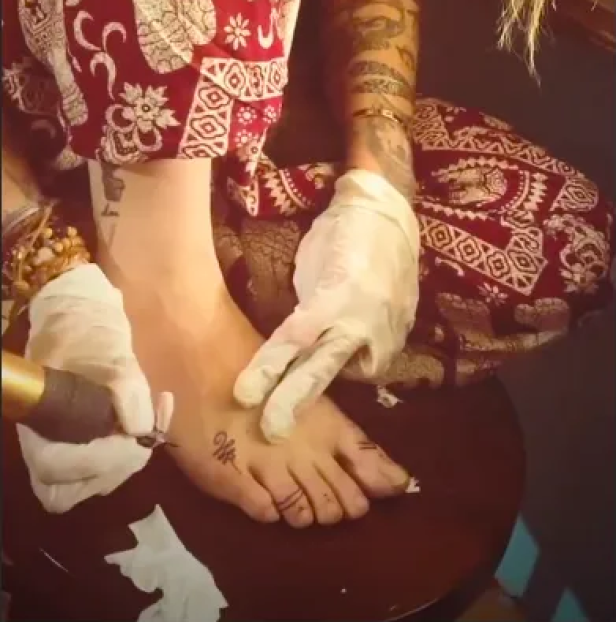 Quarantäne-Langeweile? Paris Jackson sticht sich selbst Fuß-Tattoo