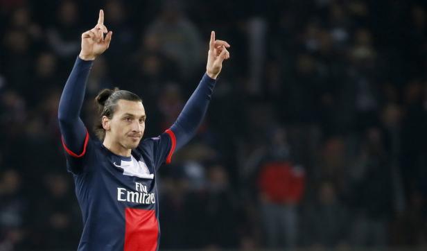 Zlatan Ibrahimović jubelt mit erhobenen Händen im Trikot von Paris Saint-Germain.