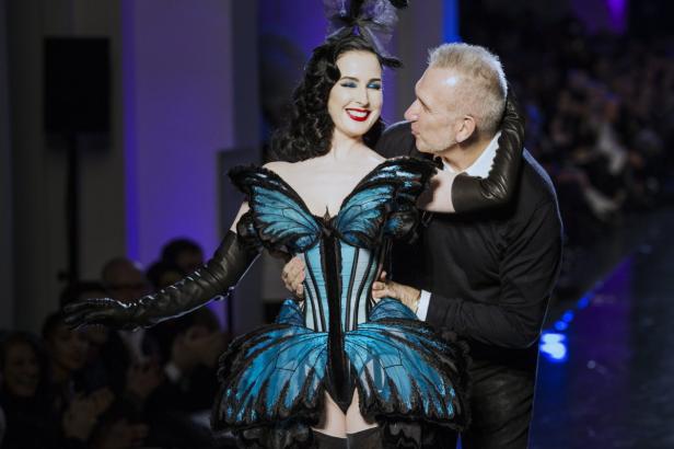 Dita Von Teese in einem blauen Schmetterlingskleid mit Jean Paul Gaultier.