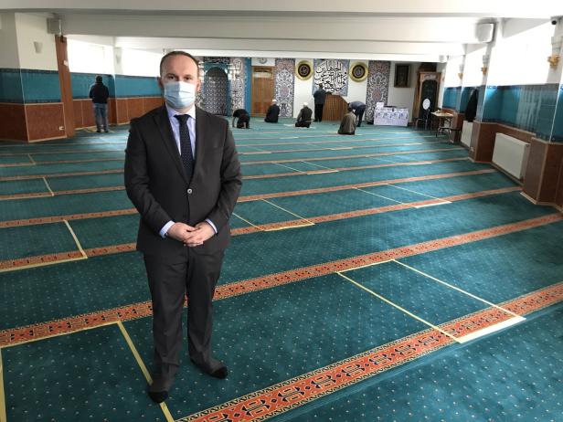 Beten hinter Masken in halbleeren Moscheen und Synagogen