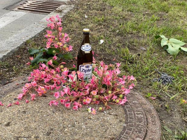 Bier-Freund errichtet nach Lkw-Unfall eine Pilgerstätte